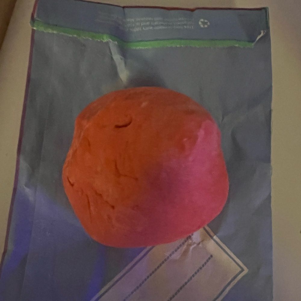 Lush Christmas Kisses Bubble Bar - Picture 5 of 5